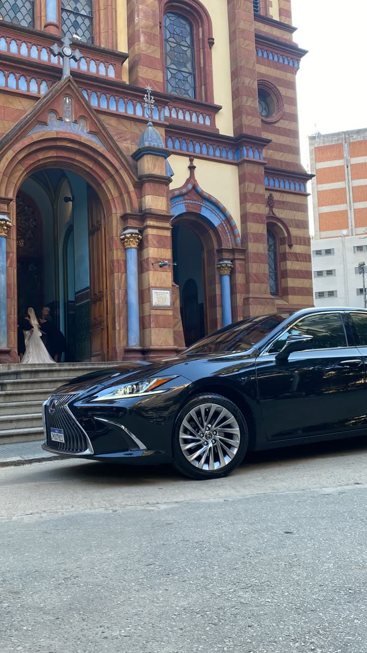 Lexus na porta da igreja com a noiva entrando