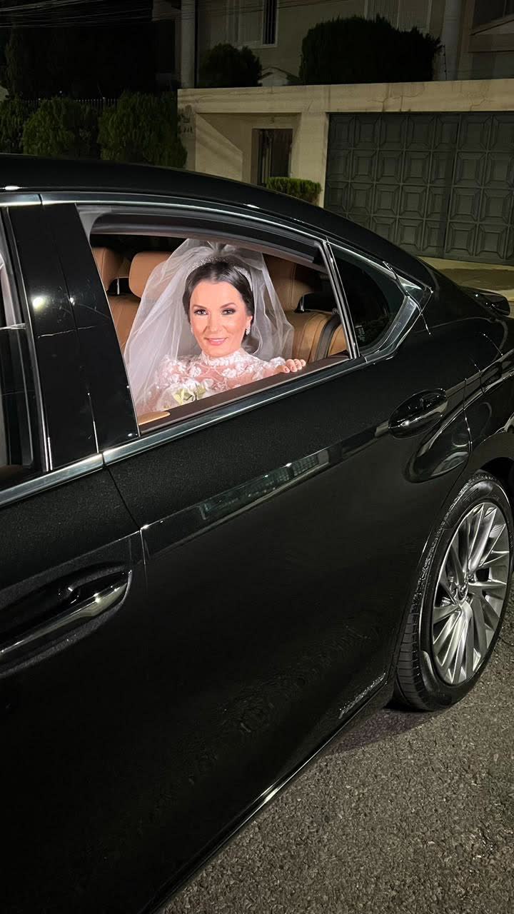 Noiva na janela do carro