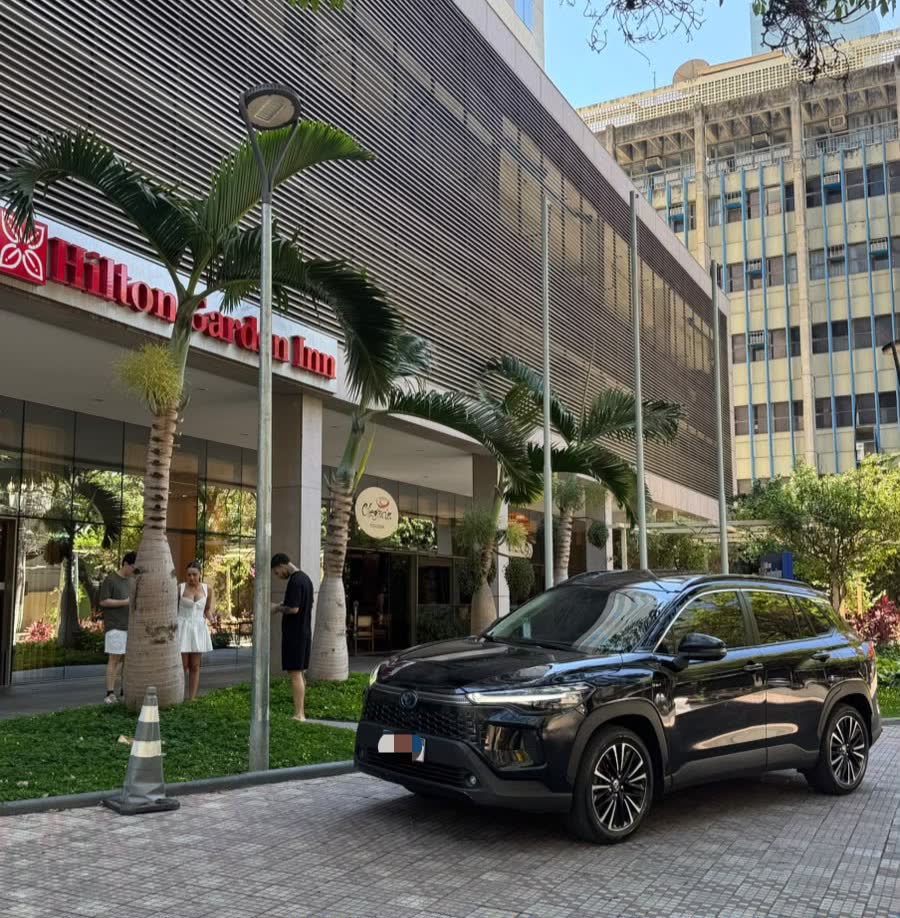 SUV em frente a hotel